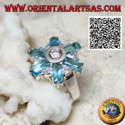 Silberring mit sechs Blütenblättern aus blauem Topas und abwechselnd zentralen weißen Zirkonen