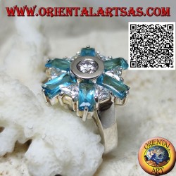 Anillo de plata con seis pétalos de topacio azul y circonitas blancas centrales alternas