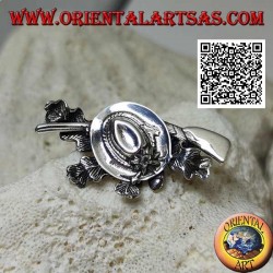 Broche de plata del cazador con sombrero y escopeta sobre alfombra de hiedra