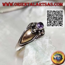 Silberring mit horizontalem ovalem Amethyst mit Kugeln oben und unten und 14 Karat Goldplatten an den Seiten
