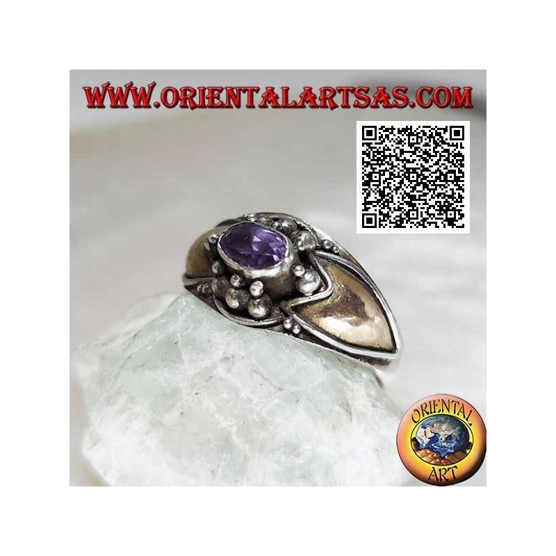Anello in argento con ametista ovale orizzontale con palline sopra e sotto e placche in oro 14 carati sui lati