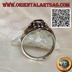 Bague en argent avec améthyste ovale horizontale avec boules en haut et en bas et plaques en or 14 carats sur les côtés