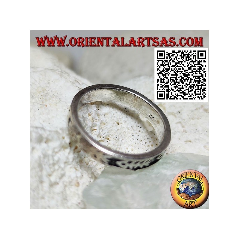 Bague en argent avec arêtes de poisson en bas-relief