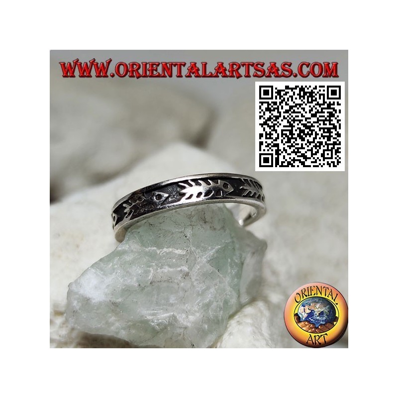 Anillo de plata con espinas de pescado en bajorrelieve