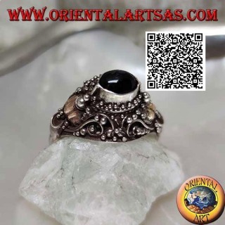 Silberring mit einem erhabenen horizontalen ovalen Onyx in ethnischer Umgebung mit 14 Karat Goldblättern