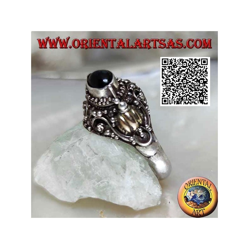 Anillo de plata con ónix ovalado horizontal en relieve sobre engaste étnico con hojas de oro de 14 quilates