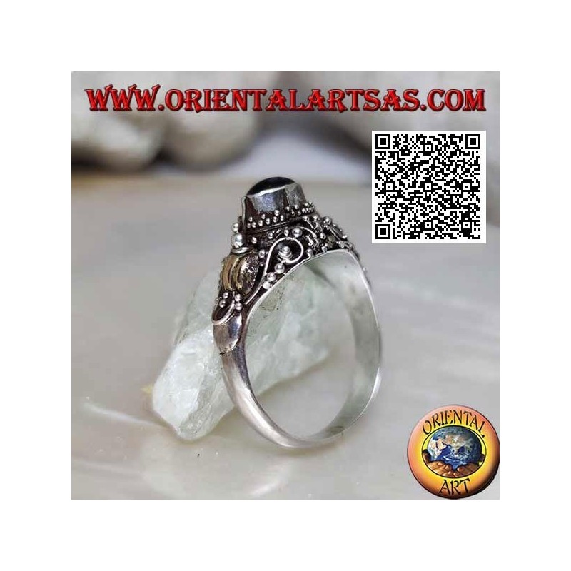 Bague en argent avec un onyx ovale horizontal en relief sur un sertissage ethnique avec des feuilles d'or 14 carats