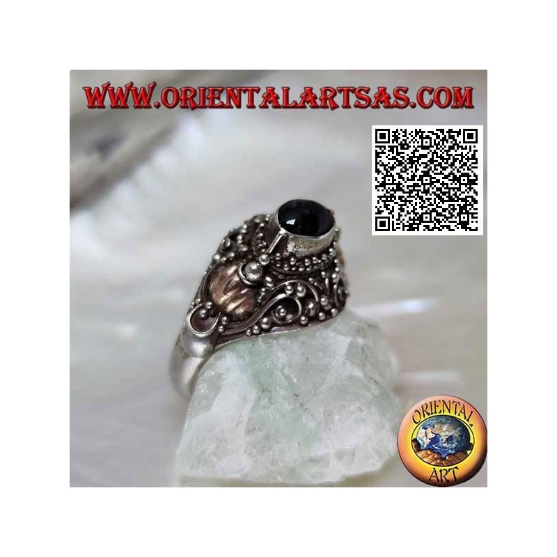 Anillo de plata con ónix ovalado horizontal en relieve sobre engaste étnico con hojas de oro de 14 quilates