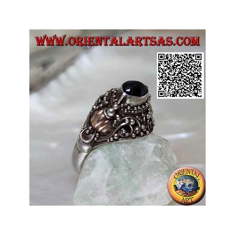 Silberring mit einem erhabenen horizontalen ovalen Onyx in ethnischer Umgebung mit 14 Karat Goldblättern