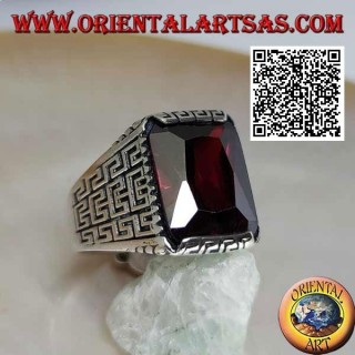 Anillo de plata con granate rectangular facetado y laberinto geométrico grabado en los laterales