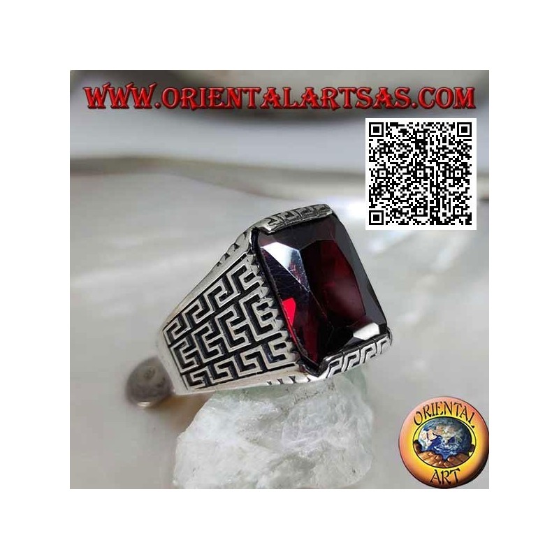 Silberring mit facettiertem rechteckigem Granat und geometrischem Labyrinth an den Seiten