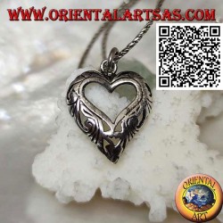 Colgante de plata con decoración calada en forma de corazón