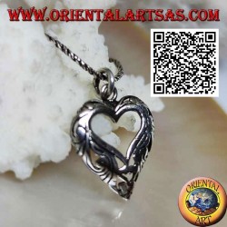 Colgante de plata con decoración calada en forma de corazón