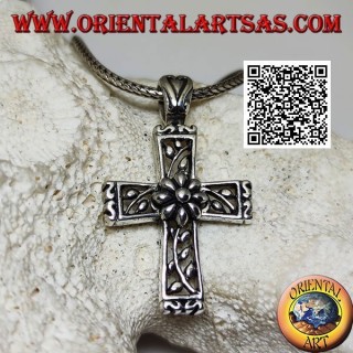 Pendentif en argent croix latine avec décorations florales et marguerite centrale