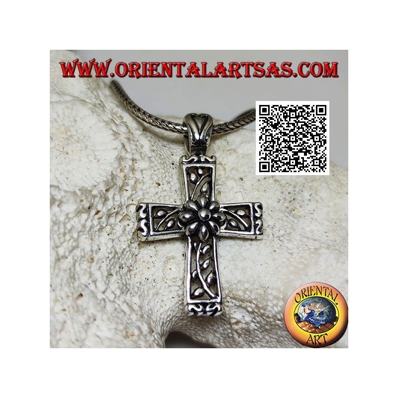 Silberanhänger lateinisches Kreuz mit Blumendekor und zentralem Gänseblümchen