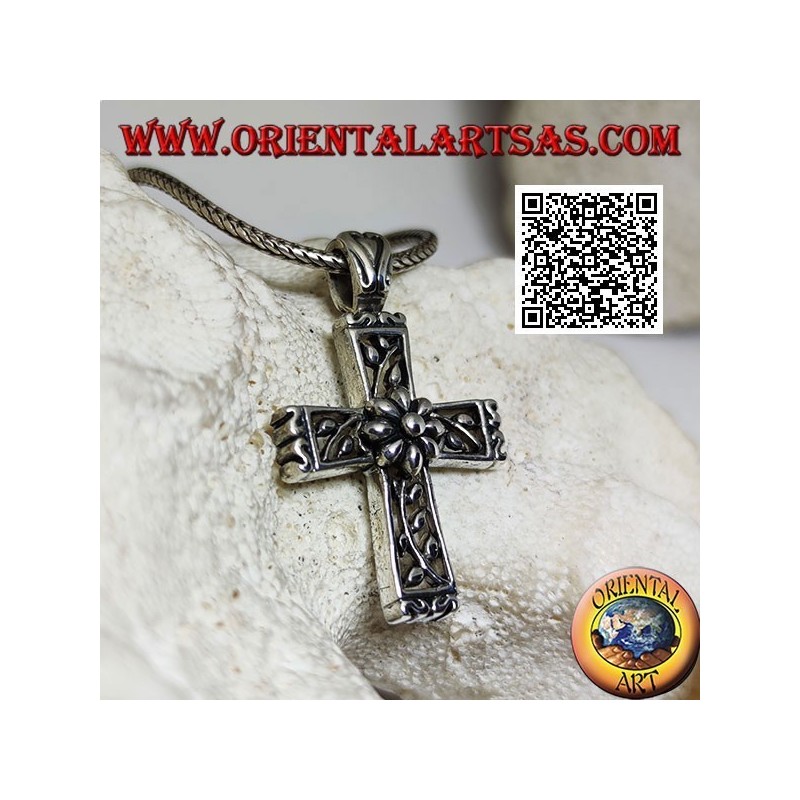Silver pendant Latin cross with floral decorations and central daisy