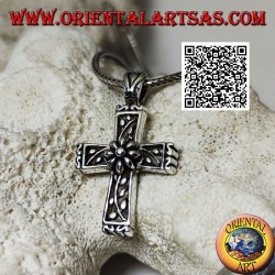 Colgante de plata cruz latina con adornos florales y margarita central