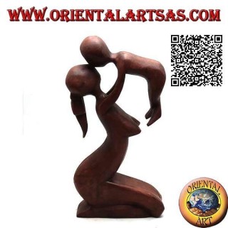 Sculpture of a mother who lifts to the sky and kisses her child in 20 cm suar wood