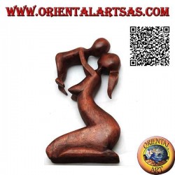 Sculpture d'une mère qui se lève vers le ciel et embrasse son enfant en bois de suar 20 cm