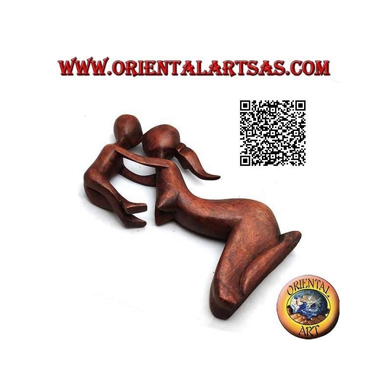Escultura de una madre que se eleva al cielo y besa a su hijo en madera de suar de 20 cm.