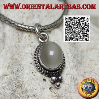 Colgante de plata con piedra de luna ovalada rodeada de tejido y tres bolas debajo
