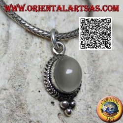Colgante de plata con piedra de luna ovalada rodeada de tejido y tres bolas debajo