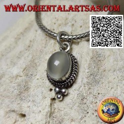 Pendentif en argent avec pierre de lune ovale entourée de tissage et trois boules en dessous