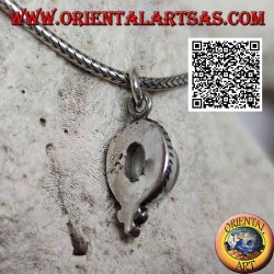 Colgante de plata con piedra de luna ovalada rodeada de tejido y tres bolas debajo