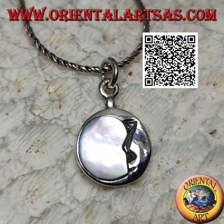 Colgante redondo de plata con luna decreciente abrazado en nácar