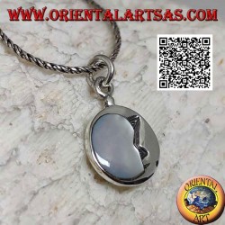 Round silver pendant with decreasing moon embraced in mother of pearl