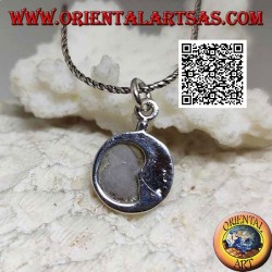 Colgante redondo de plata con luna creciente abrazado en nácar
