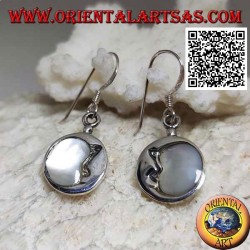 Pendientes colgantes redondos de plata con luna creciente abrazado por nácar