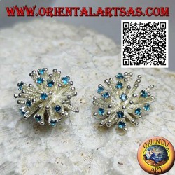 Boucles d'oreilles en argent de lobe en forme d'anémone de mer avec traitement satiné et sertis de zircons bleu clair
