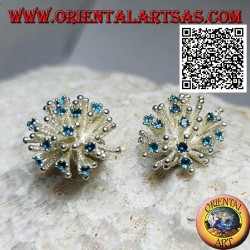 Boucles d'oreilles en argent de lobe en forme d'anémone de mer avec traitement satiné et sertis de zircons bleu clair