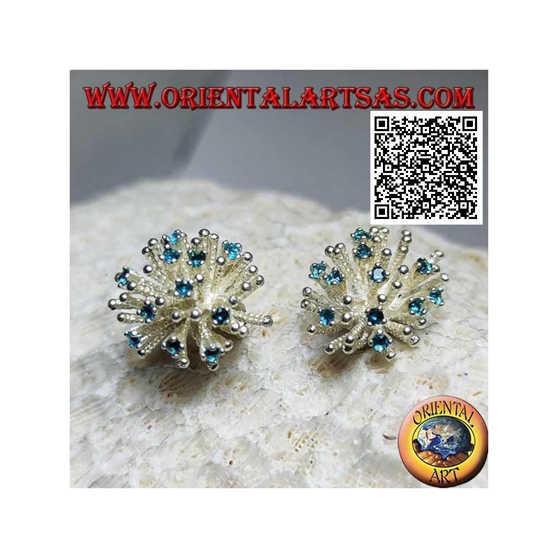 Pendientes de plata de lóbulo en forma de anémona de mar con procesamiento de raso y engastado de circonitas celestes