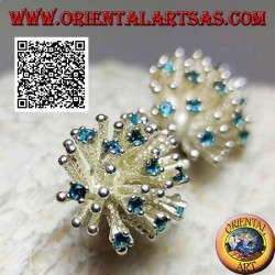 Boucles d'oreilles en argent de lobe en forme d'anémone de mer avec traitement satiné et sertis de zircons bleu clair