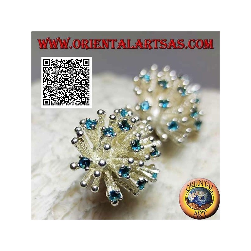 Orecchini in argento da lobo a forma di anemone di mare con lavorazione satinata e zirconi celesti incastonati