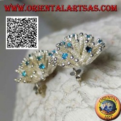 Boucles d'oreilles en argent de lobe en forme d'anémone de mer avec traitement satiné et sertis de zircons bleu clair