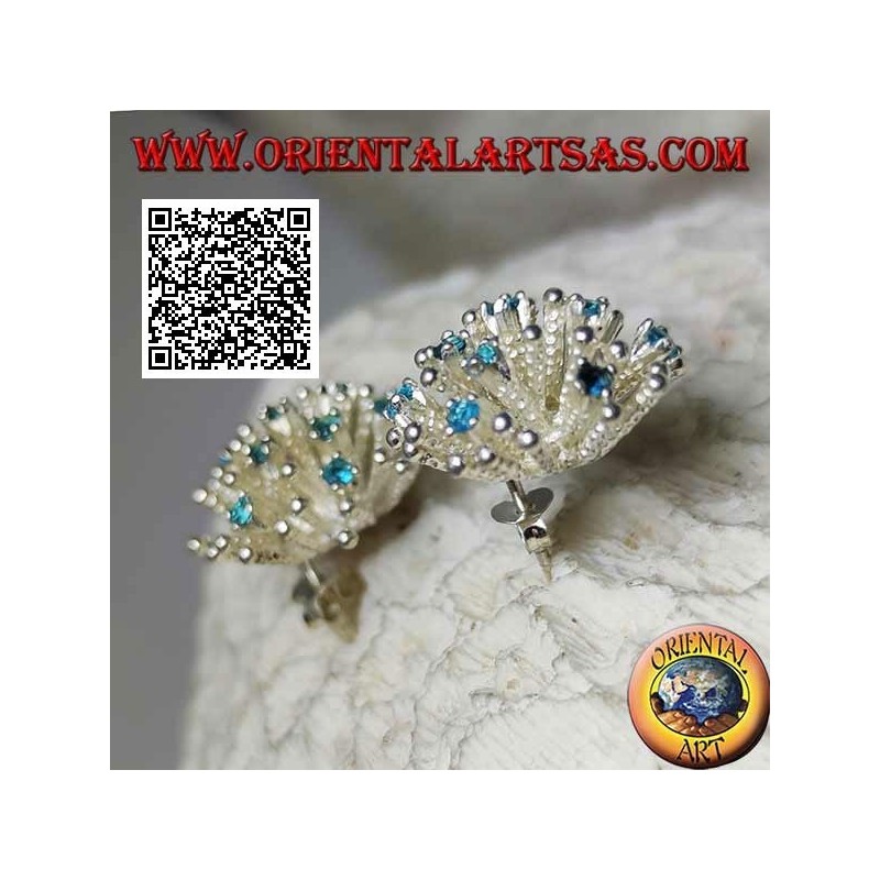 Boucles d'oreilles en argent de lobe en forme d'anémone de mer avec traitement satiné et sertis de zircons bleu clair