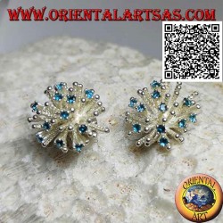 Pendientes de plata de lóbulo en forma de anémona de mar con procesamiento de raso y engastado de circonitas celestes