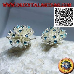 Pendientes de plata de lóbulo en forma de anémona de mar con procesamiento de raso y engastado de circonitas celestes