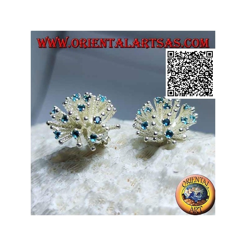 Silberne Ohrringe aus Lappen in Form einer Seeanemone mit Satinverarbeitung und hellblauen Zirkonen