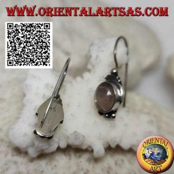 Pendientes de plata con cuarzo rosa en un engaste liso con bolas arriba y abajo