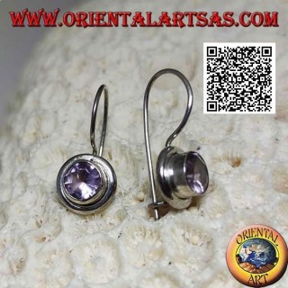Orecchini in argento con ametista tonda naturale su montatura liscia con bordo liscio