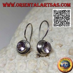 Boucles d'oreilles en argent avec améthyste ronde naturelle sur une monture lisse avec un bord lisse