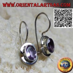 Boucles d'oreilles en argent avec améthyste ovale naturelle sur un cadre lisse avec un bord cassé