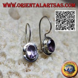 Pendientes de plata con amatista ovalada natural sobre un marco liso con un borde roto