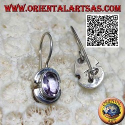 Silberne Ohrringe mit natürlichem ovalem Amethyst auf einem glatten Rahmen mit gebrochener Kante