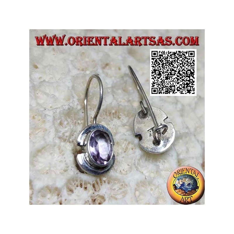 Boucles d'oreilles en argent avec améthyste ovale naturelle sur un cadre lisse avec un bord cassé