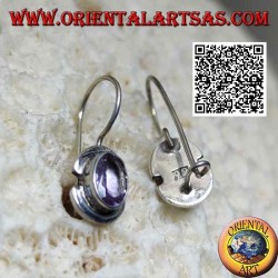 Boucles d'oreilles en argent avec améthyste ovale naturelle sur un cadre lisse avec un bord cassé